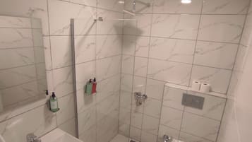 Habitación doble estándar, vista al canal | Baño | Regadera, secadora de cabello, toallas, jabón