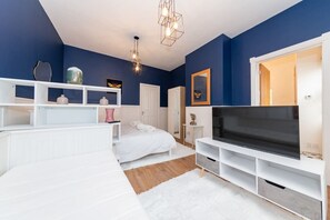 1 slaapkamer, een strijkplank/strijkijzer, reisbedje, gratis wifi