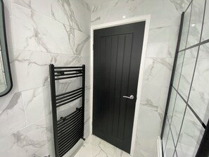 House | Bathroom | Combined shower/bathtub, deep-soaking bathtub, hair dryer, towels