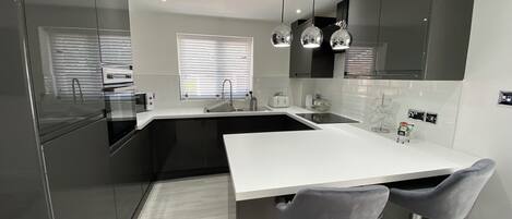 Casa | Cocina privada | Refrigerador, microondas, horno y parrilla de estufa