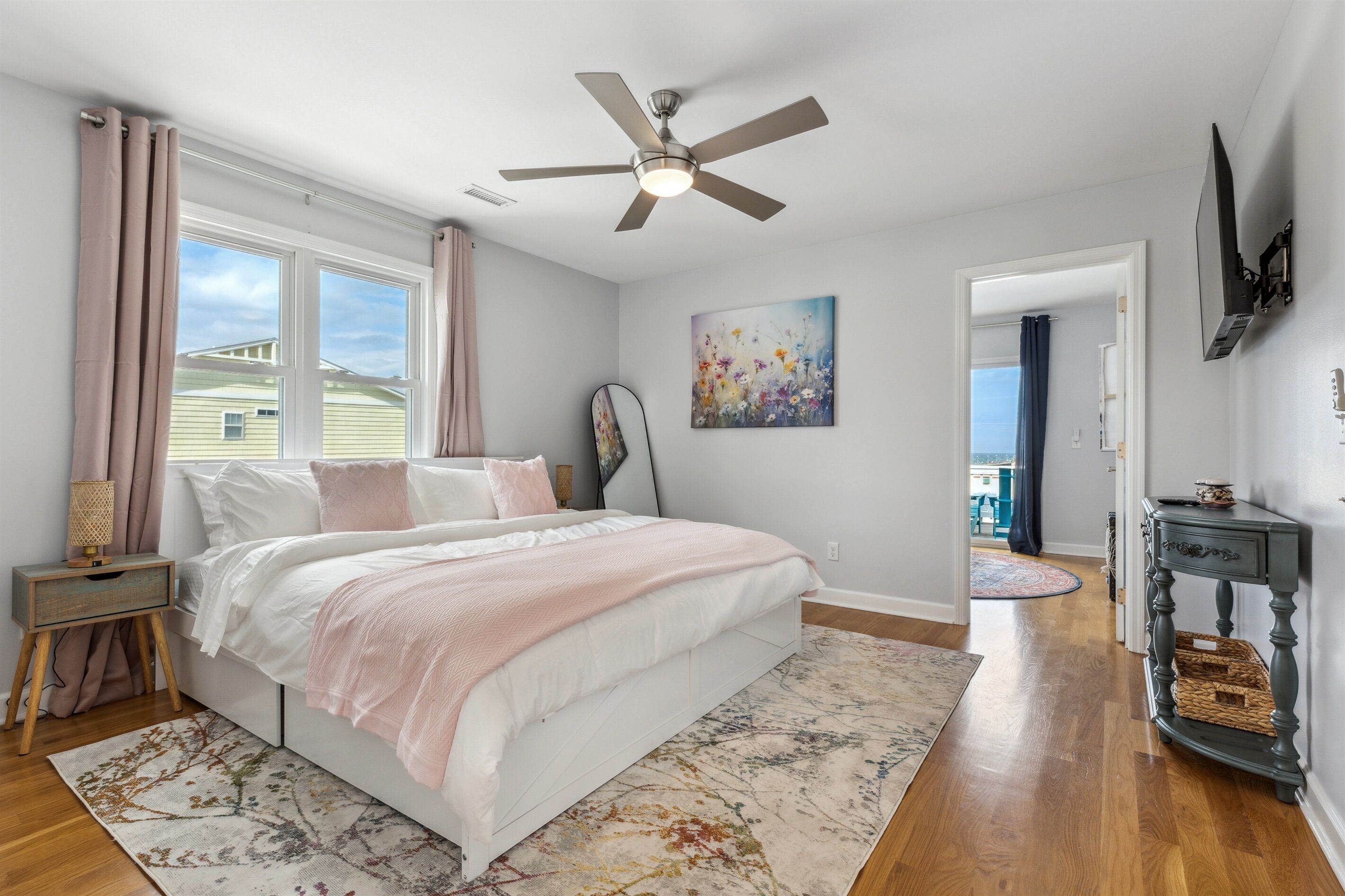 6 室のベッドルーム、デスク、アイロン / アイロン台、旅行用ベビーベッド