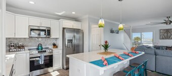 Heated Pool 3/15, 2min Walk to Sand, Dog & Kids OK