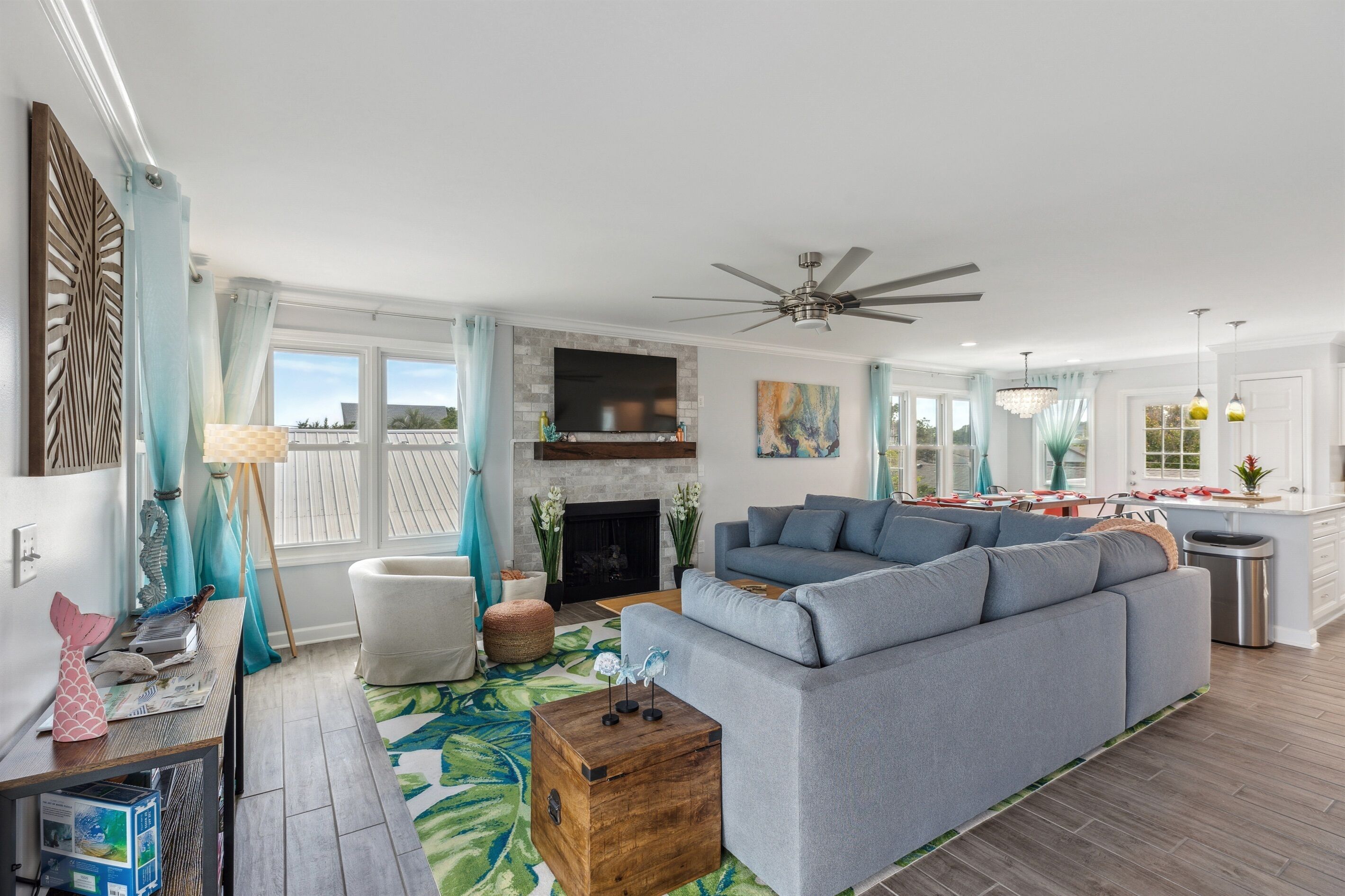 スマートテレビ、暖炉、書庫、ミュージックライブラリ