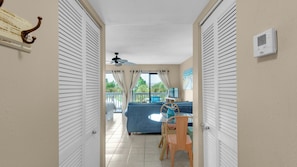 Appartement, 1 queensize bed met slaapbank, terras, uitzicht op zee (Beachfront Condo II 202A) | Interieur