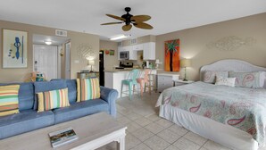 Condo, 1 giường cỡ queen và sofa giường, sân hiên, quang cảnh biển (Beachfront Condo II 202A) | 1 phòng ngủ, trang trí khác biệt 