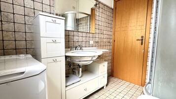 Chuveiro, bidê, toalhas de banho