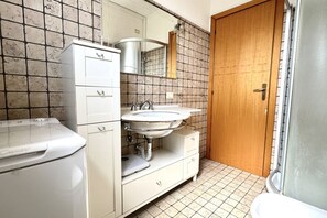 Shower, bidet, towels