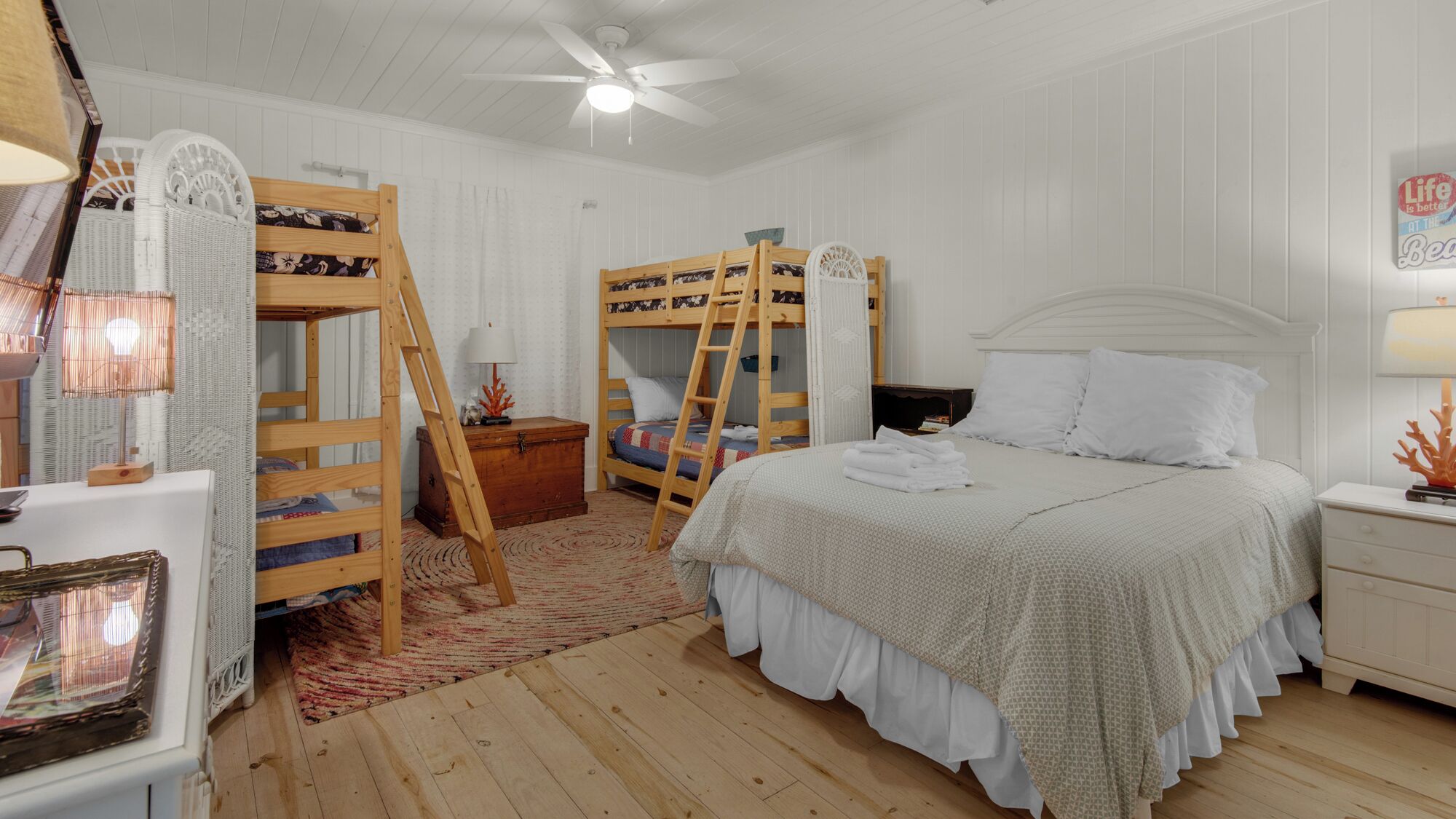 Hus - flera sängar - uteplats - utsikt mot trädgården (Made in the Shade) | 2 sovrum, individuell inredning, unika möbler och sängkläder