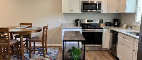 Réfrigérateur, four à micro-ondes, un four, surface de cuisson