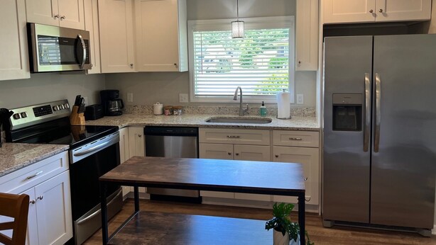 Coffee/tea maker, fridge, microwave, oven - Cute McRee Manor with large screened porch (Valdosta)