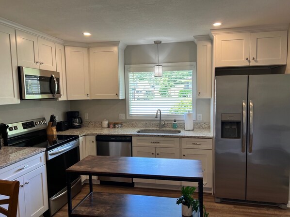 Fridge, microwave, oven, stovetop - Cute McRee Manor with large screened porch (Valdosta)