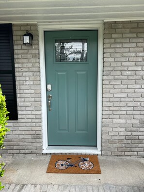 Exterior detail - Cute McRee Manor with large screened porch (Valdosta)