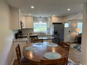 Fridge, microwave, oven, stovetop - Cute McRee Manor with large screened porch (Valdosta)