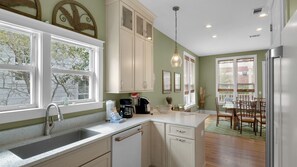 Maison, plusieurs lits, patio, vue océan (Emerald Rose) | Cuisine privée | Cafetière/bouilloire