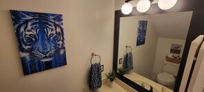 Hair dryer, towels, soap, shampoo - Auburn Game Day Condo (Auburn)