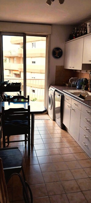 Kühlschrank, Mikrowelle, Ofen, Geschirrspüler