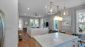 Hus - flera sängar - uteplats - utsikt mot trädgården (3 Mermaids Haven) | Eget kök