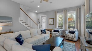 Hus - flera sängar - uteplats - utsikt mot trädgården (3 Mermaids Haven) | Vardagsrum