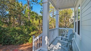 Hus - flere senge - terrasse - udsigt til have (3 Mermaids Haven) | Udsigt fra balkon