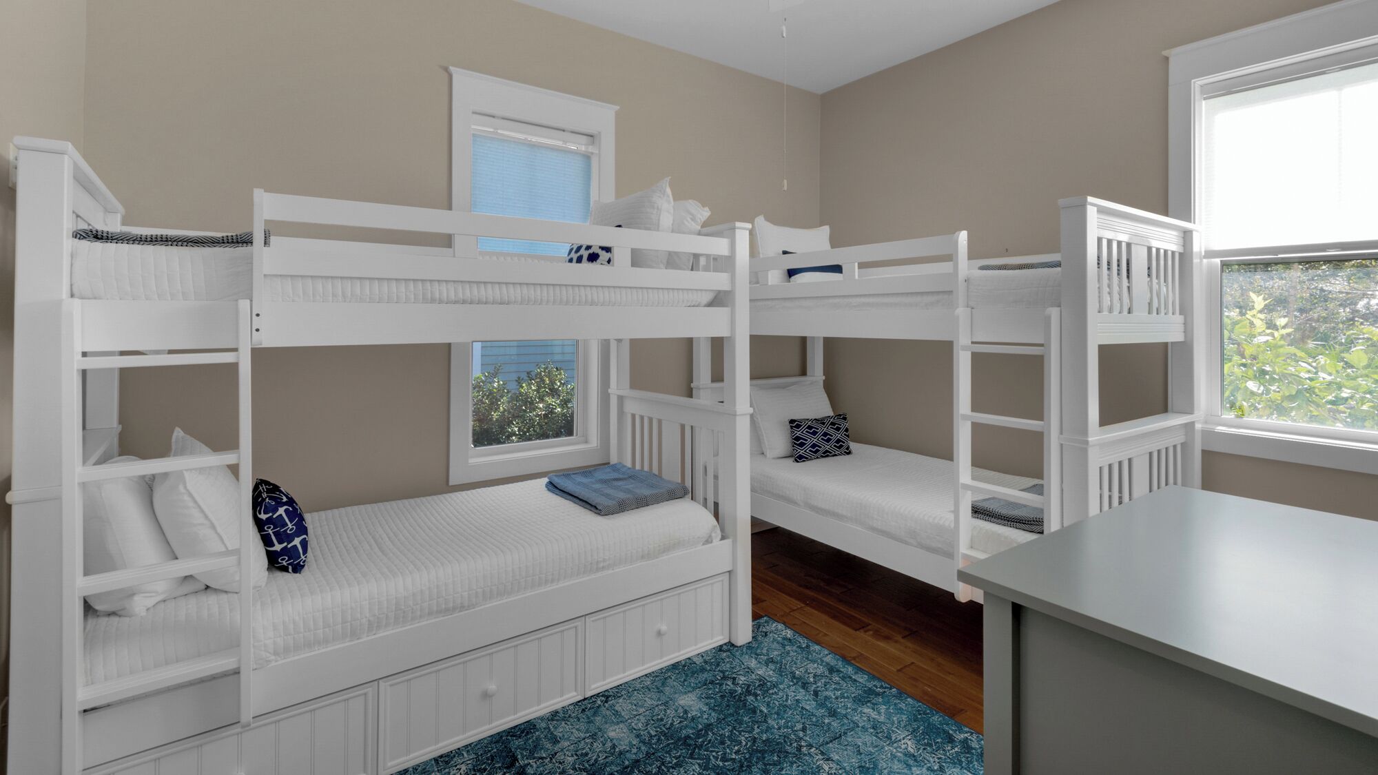 Dormitorio con literas, escritorio y ventana.
