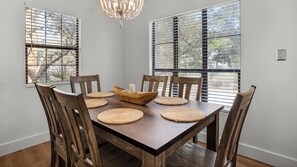 ハウス ベッド (複数台) パティオ ガーデンビュー (SeaTreat) | 客室内のダイニングエリア