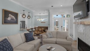 Hus, flere senger, terrasse, hageutsikt (Making Memories) | Oppholdsområde | Peis