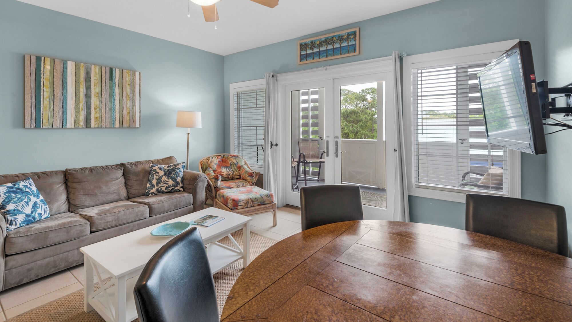 Condo, várias camas, sacada, vista para o jardim (Cassine Station 302) | Área de estar