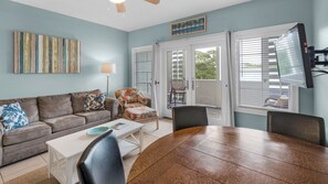 Living area - 3 Minutes to Beach, Easy Walk to Dining & Shopping in Seagrove - 2 Pools (Santa Rosa Beach)