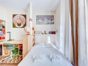 1 chambre, bureau, fer et planche à repasser, Wi-Fi