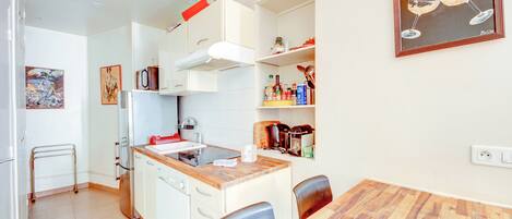 Kühlschrank, Mikrowelle, Ofen, Wasserkocher mit Kaffee-/Teezubehör