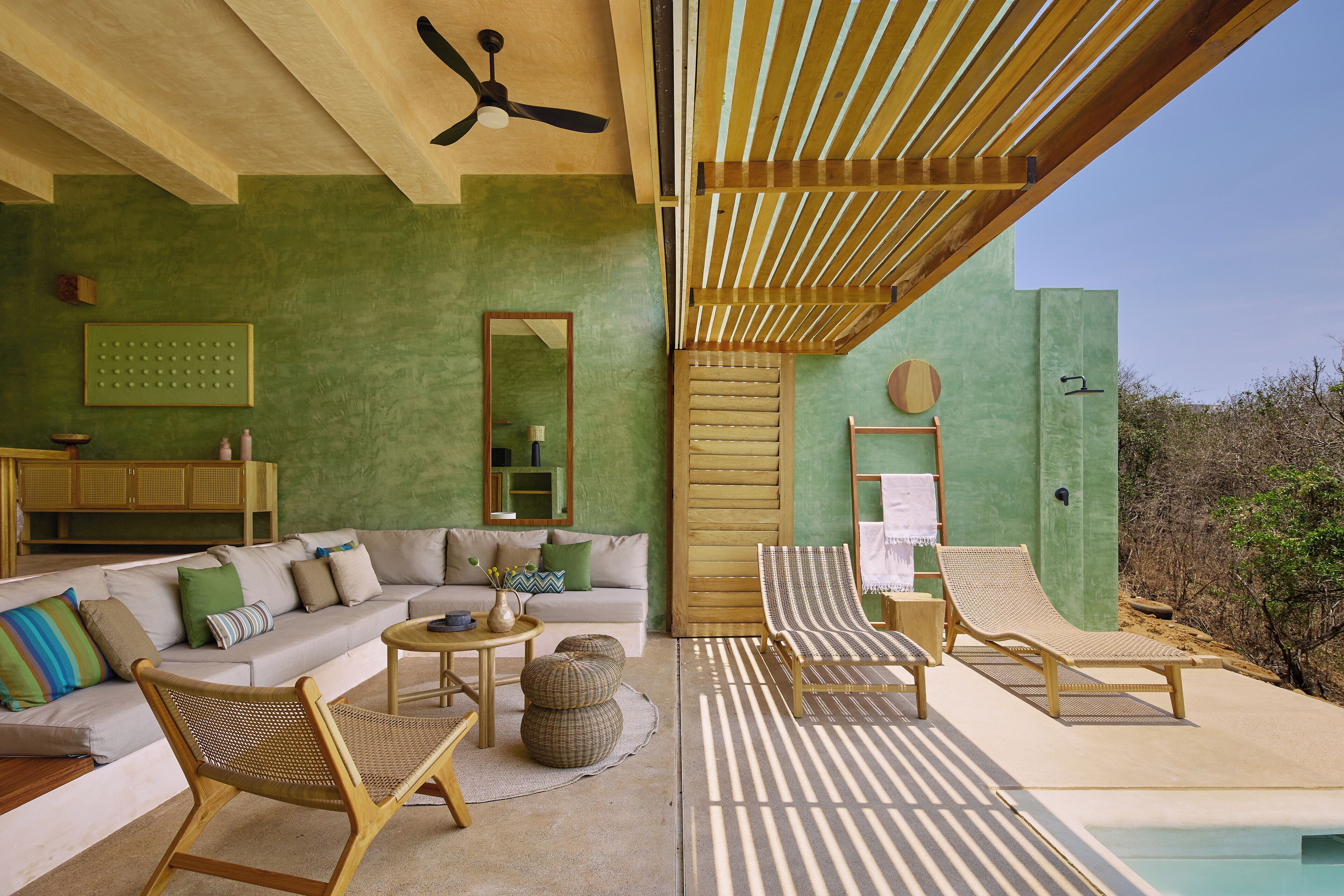 3 Bedroom Villa Rooftop/Pool | Área de sala de estar | Smart TV de 65 pulgadas con canales digitales y Netflix 