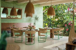 供应早餐和午餐，墨西哥菜