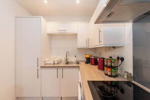 Fridge, microwave, oven, stovetop - IBEX HOUSE | 2Bed Fully Equipped Flat/Free Parking (Berkshire)