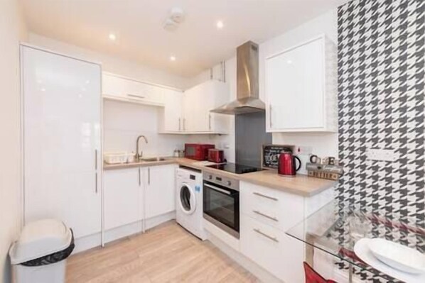 Kühlschrank, Mikrowelle, Ofen, Herdplatte