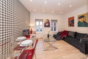 TV, offices - IBEX HOUSE | 2Bed Fully Equipped Flat/Free Parking (Berkshire)