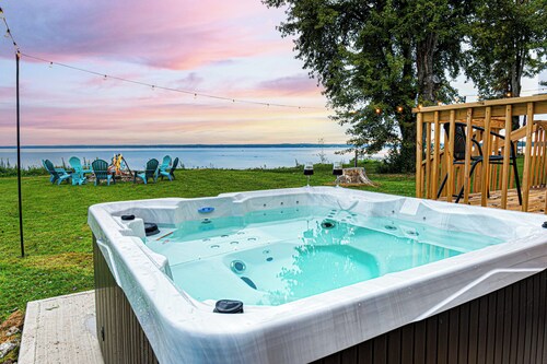 Lakefront Modern home. Gorgeous Sunsets! near Sylvan Beach