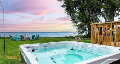 Lakefront Modern home. Gorgeous Sunsets! near Sylvan Beach