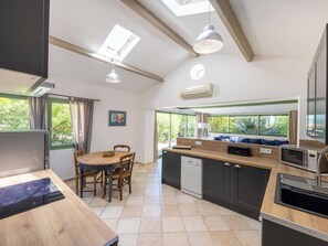 Kjøleskap, mikrobølgeovn, ovn og oppvaskmaskin