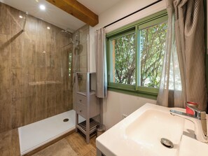 Shower, free toiletries, hair dryer, towels