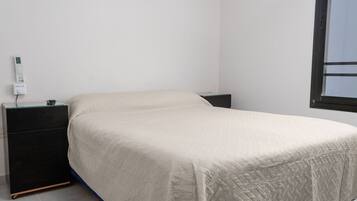 1 habitación, acceso a internet y ropa de cama