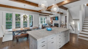 Hus - flera sängar - uteplats - utsikt mot trädgården (Ocean Park) | Eget kök | Kaffe- och tebryggare