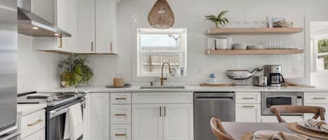 Casa, varias camas, acceso a la alberca, vista al océano (A Salty Cru) | Cocina privada