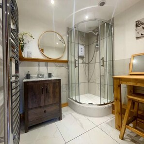 Ferienhütte | Badezimmer | Dusche, Toilettenpapier