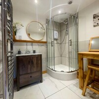 小屋 | 浴室 | 淋浴设施、卫生纸