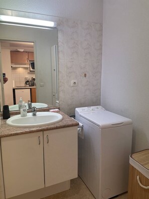 Shower, hair dryer, towels, toilet paper - Vue sur le Lac, avec piscine et parking (LA ROCHELLE)