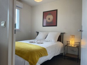 1 bedroom, iron/ironing board, bed sheets - Vue sur le Lac, avec piscine et parking (LA ROCHELLE)