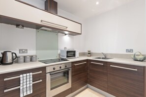 Microwave, oven - Birmingham Luxury Suite - Fast Wifi + Netflix,  Close to Cinema World (Birmingham)