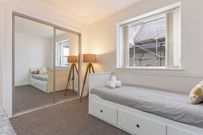 2 bedrooms, iron/ironing board, WiFi, bed sheets - Birmingham Luxury Suite - Fast Wifi + Netflix,  Close to Cinema World (Birmingham)