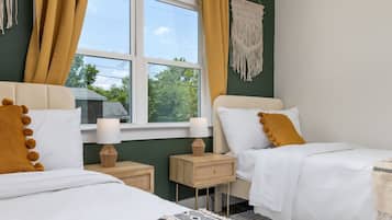 4 dormitoris, escriptori, planxa i posts de planxar i wifi