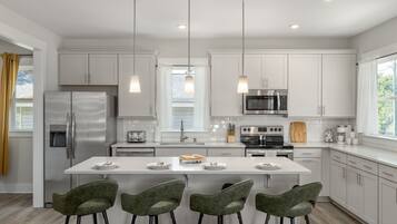 Frigorífic, microones, forn i placa de cuina